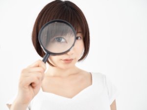 施設を探す女性
