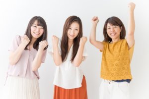 喜んでいる女性の写真